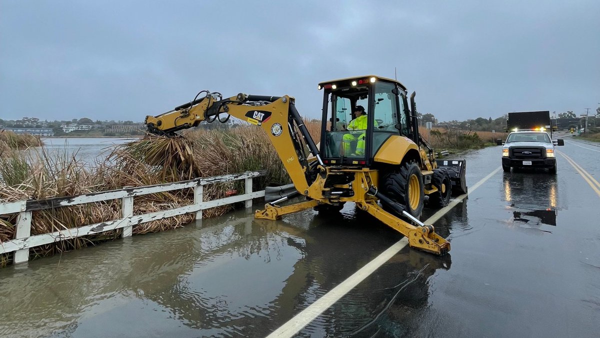 🙌 A big shoutout to our city crews who have been out cleaning up after the storm today.
☔️ 🌧Please continue to drive carefully. Leave early and take your time to get where you are going. 
#Carlsbad #SaferTogether