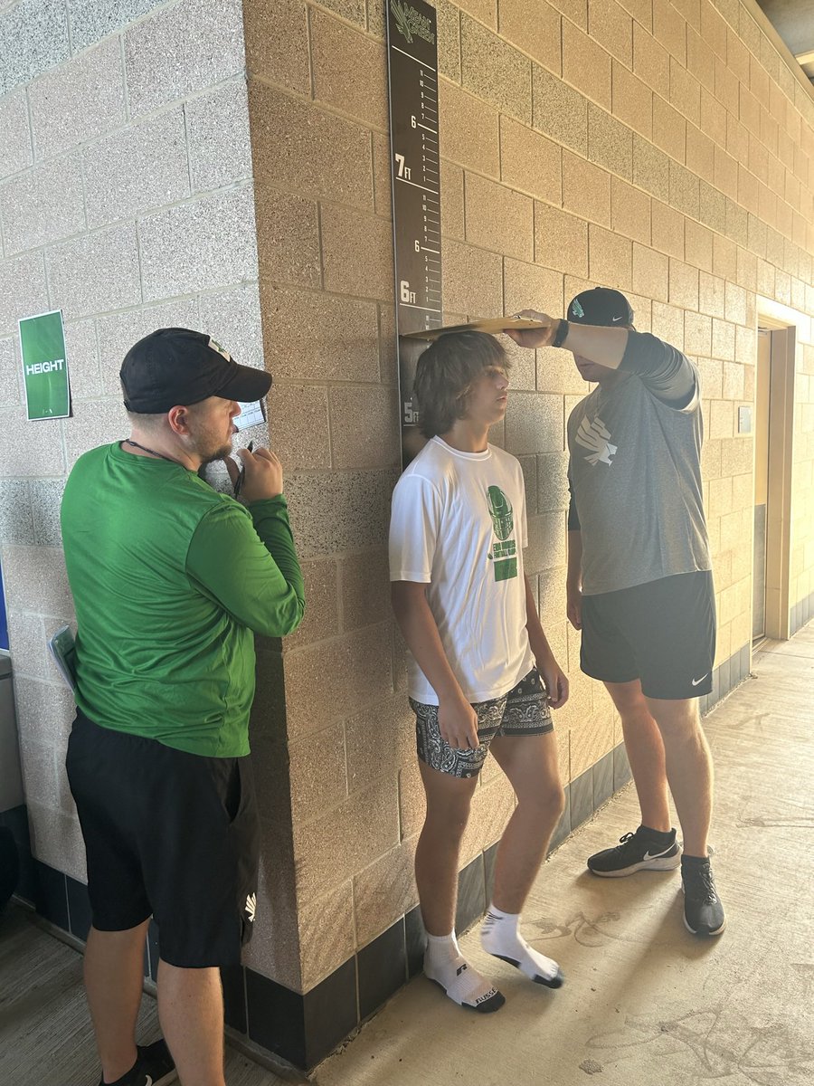 TRUHuntPerform's tweet photo. Almost let the day get away… if you know me, then you’ve probably heard of Michael Kennedy @M_Kennedy2248  . As much as I talk about his ability to play the game of football, he’s an even better person. I’ve spent the past 6 years seeing this kid nearly everyday!! He’s extremely smart, talented, LOYAL, disciplined, and selfless. Today I’d like to wish my guy a special birthday… I’m looking forward to seeing what the next 6 years bring us Mikey!! Happy Birthday young stud!! 💜🖤 @ReggieHunt9
