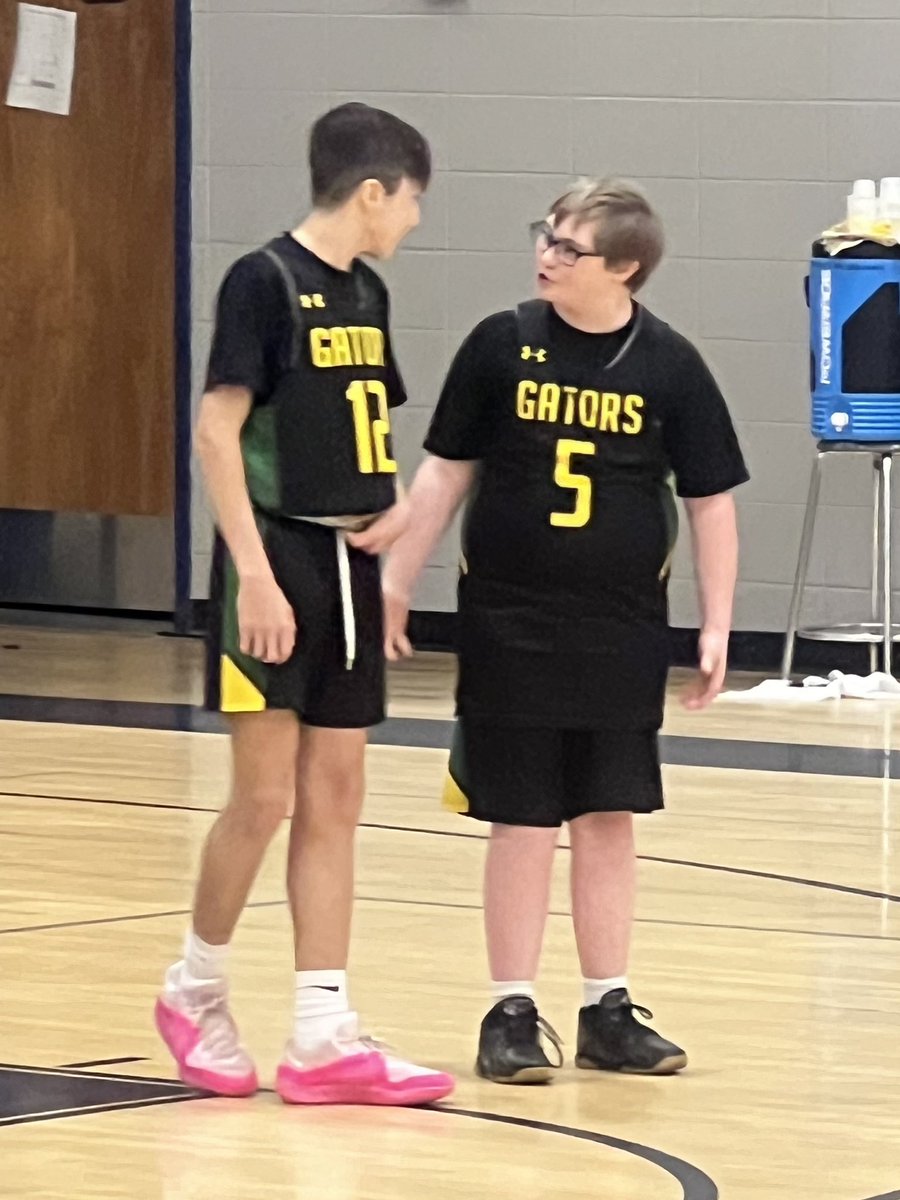 DrC_WKU's tweet photo. What a night!  A huge shout out to @DrakesCreekMS &amp; @HenryMossMiddle for making sure Asher shined this evening!  I wish everyone could have been there to see such a special moment. Proud of you Asher!!  @WarrenCoSchools #coldchills https://t.co/3pcR1RGNuy