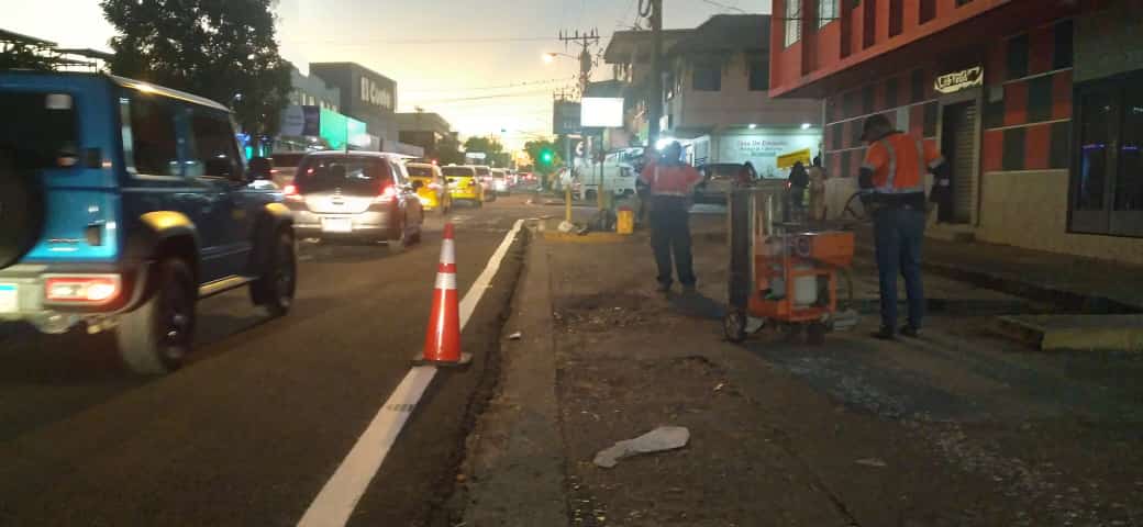 ¡Precaución: 🚧🚖!

ATTT Veraguas inicia trabajos   de señalización horizontal en horario nocturnos, en la Avenida Central de Santiago. Pasos peatonales, líneas continuas y segmentadas.  <a href="/CarlosReyesMa/">Carlos Reyes Marin</a> <a href="/ATTTPanama/">Autoridad del Tránsito</a>