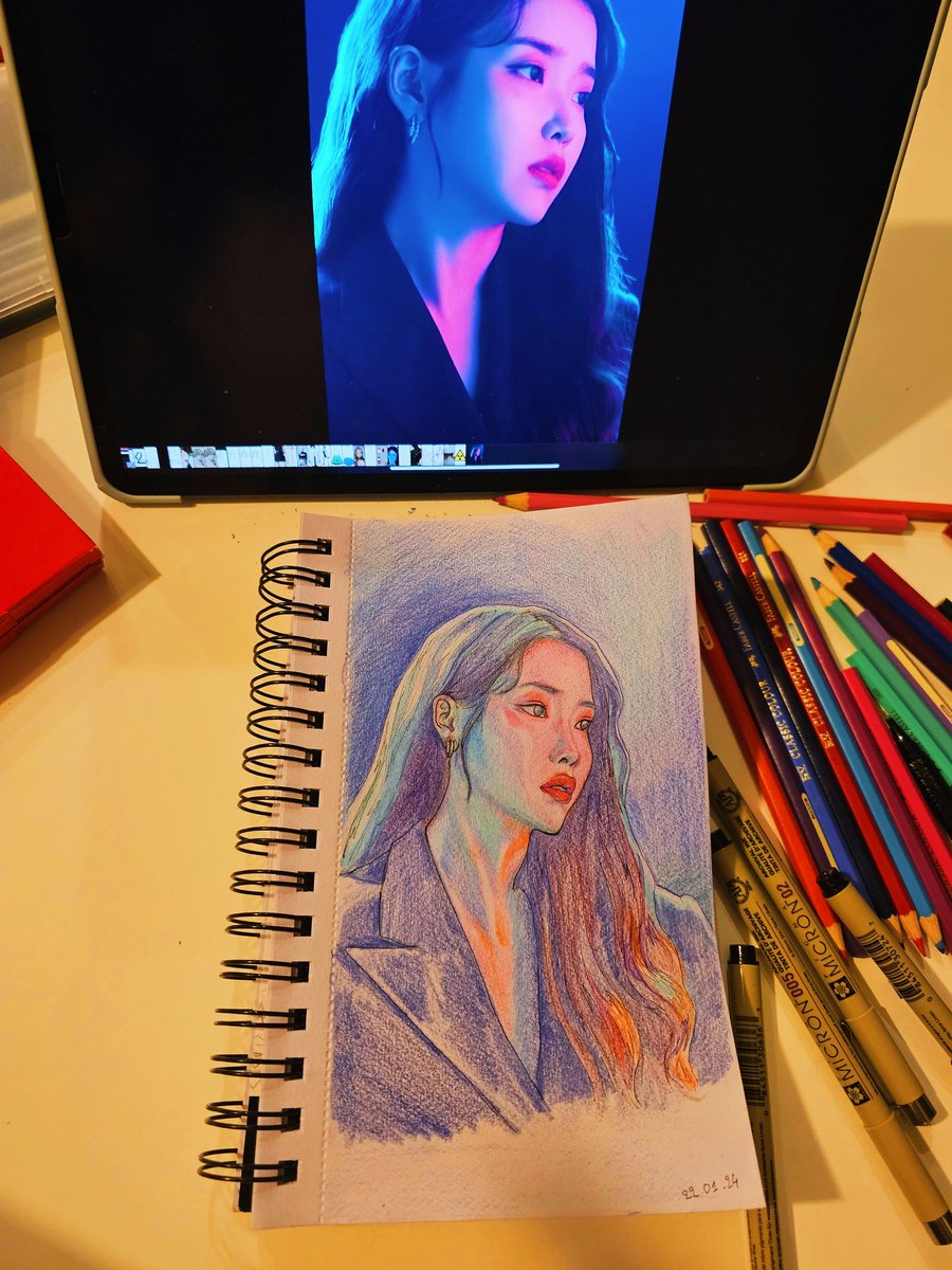 Today's art study! 
I wanted to try some color today and make it more vibrant but my sketch paper started tear up due to the friction so I had to stop there.
I need to get better paper for color studies! https://t.co/FEJLRQchJx