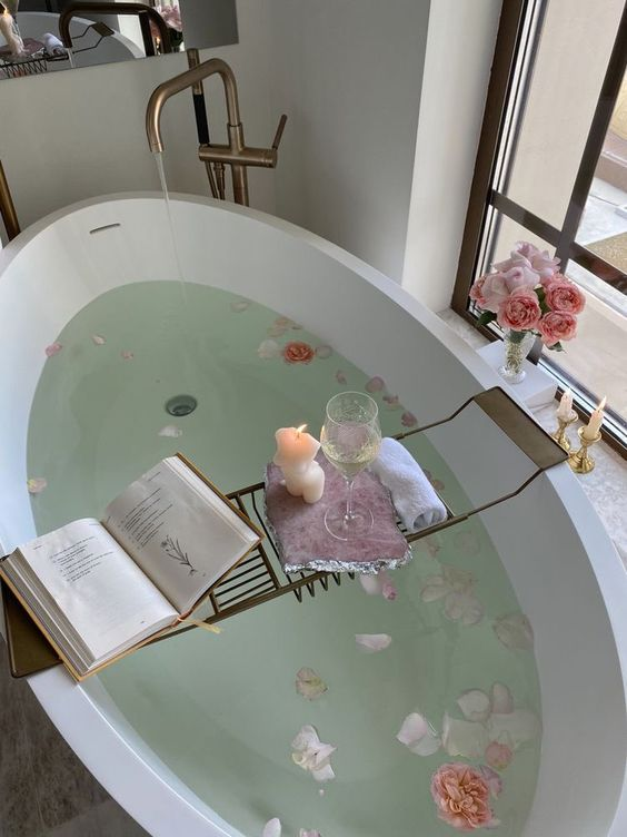 untitledallure's tweet photo. bathing in flowers 🛁🌸 https://t.co/QySg4V1Ymo