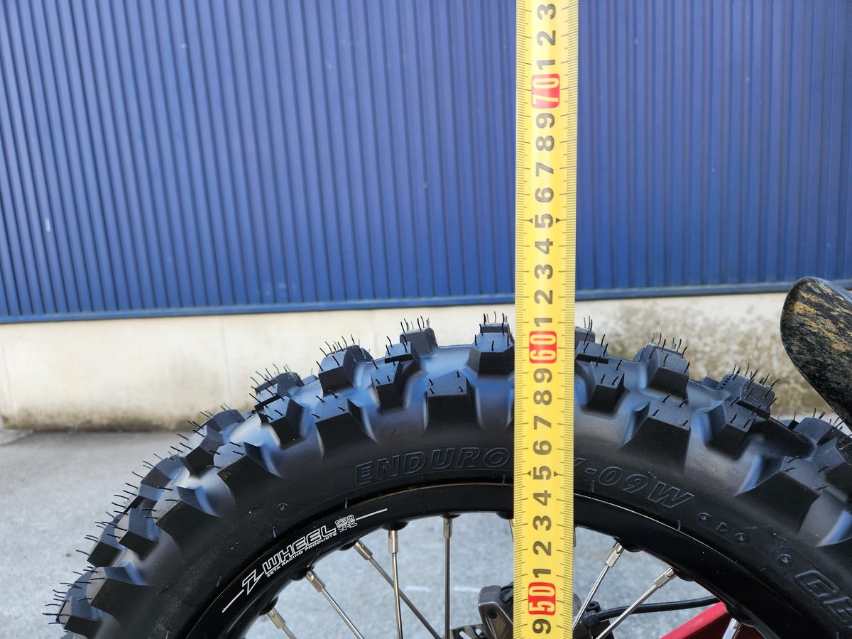 nagmotors's tweet image. サーロンLight Beeリヤホイール16インチ化、ノーマル19インチとの比較、タイヤが大きくなるので外径はほとんど変わらないのだー！
#surron 
#lightbee
#電動バイク