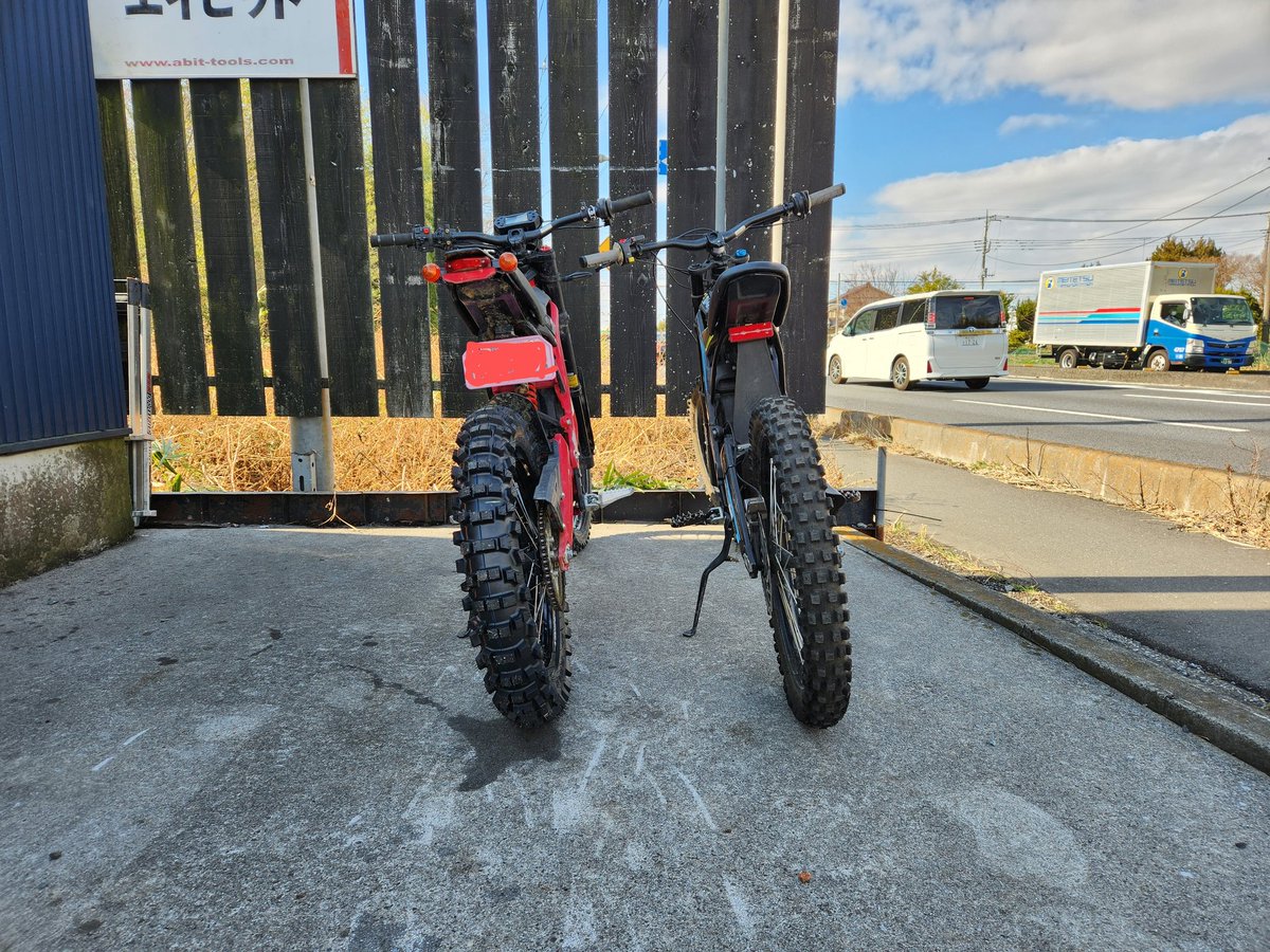 nagmotors's tweet image. サーロンLight Beeリヤホイール16インチ化、ノーマル19インチとの比較、タイヤが大きくなるので外径はほとんど変わらないのだー！
#surron 
#lightbee
#電動バイク