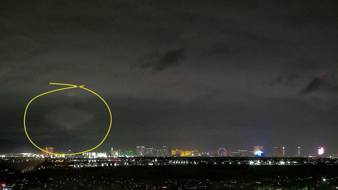 TeddFlorendo's tweet photo. LAS VEGAS SIGN? This raindrop on our our tower cam has an uncanny resemblance to the "Welcome to Las Vegas Sign". Join us on @8NewsNow for more updates
#VegasRain #MostACCURATE #TeddSaid #WeatherNow #LiveLocalNow #8NN https://t.co/rCtpG8virz