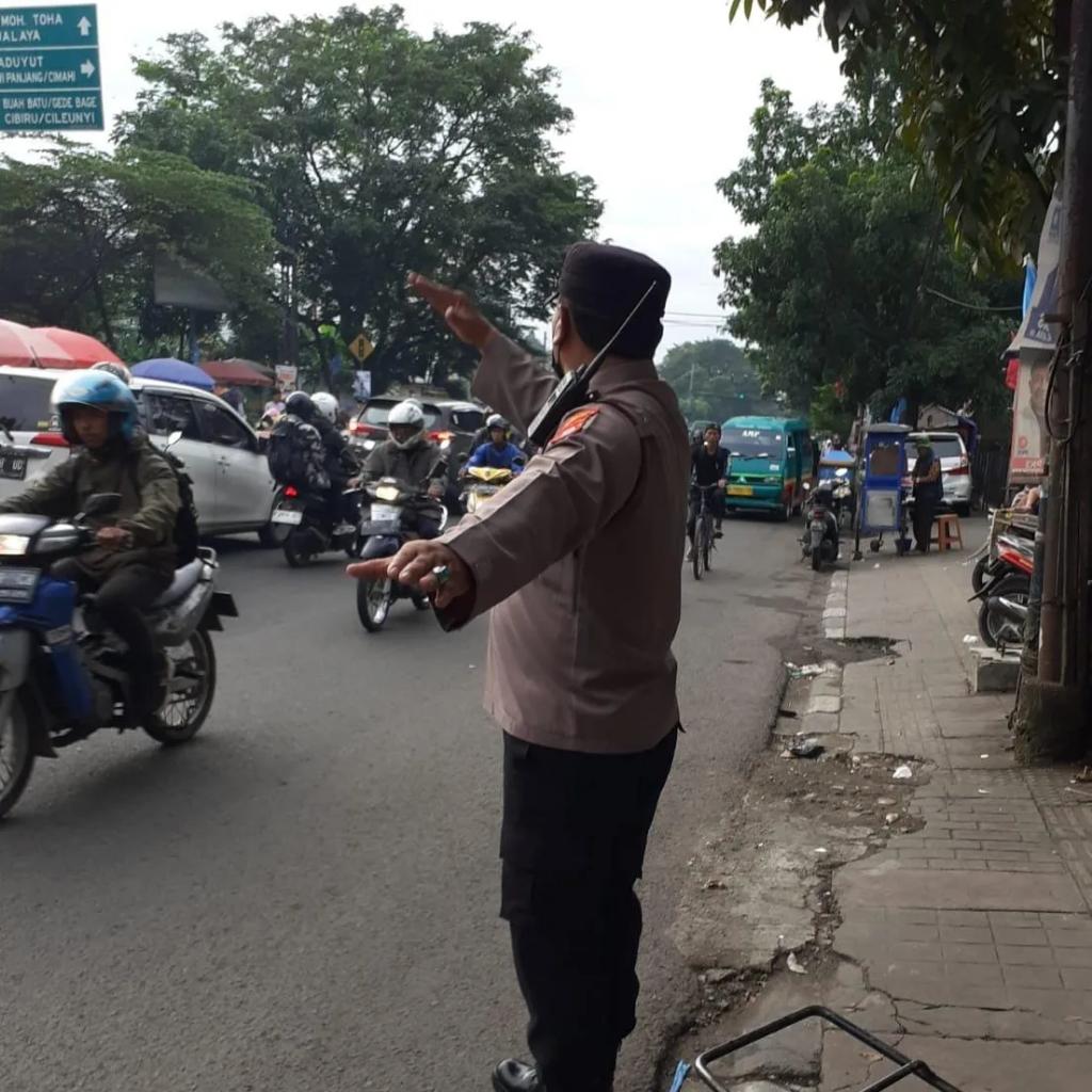 polsek_regol's tweet photo. Antisipasi kemacetan Pagi kanit Binmas Umar Lesmana SH bersama personil Binmas Polsek Regol melaksanakan  Penjagaan dan pengaturan di tempat tempat rawan kemacetan. 

@listyosigitprabowo 
@spripim.polri 
@divisihumaspolri 
@polrestabesbandung 
@polisi_indonesia https://t.co/8dvqYyM21y