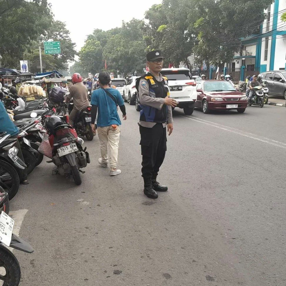 polsek_regol's tweet photo. Antisipasi kemacetan Pagi kanit Binmas Umar Lesmana SH bersama personil Binmas Polsek Regol melaksanakan  Penjagaan dan pengaturan di tempat tempat rawan kemacetan. 

@listyosigitprabowo 
@spripim.polri 
@divisihumaspolri 
@polrestabesbandung 
@polisi_indonesia https://t.co/8dvqYyM21y