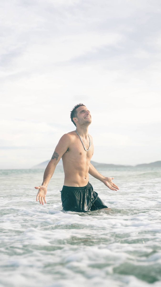 Feliz cumpleaños al chico que pudo darme un refugio en cada una de sus letras, cada día te admiro más. Sos único.
Felices 26, Te amamos Valentín. 
🥥🤍