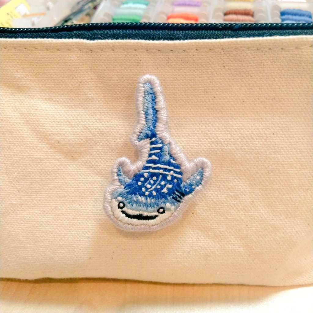 🦈刺繍ブローチがついに完成しました!!!! 気になるところはちょくちょくあるけど初刺繍ってことで今回はヨシ!カワイイ!