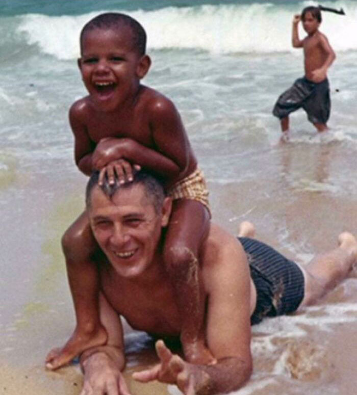 RelatocuriosoK's tweet photo. Un joven Barack Obama pasando tiempo en la playa con su abuelo 1963. https://t.co/jPRc94omjy