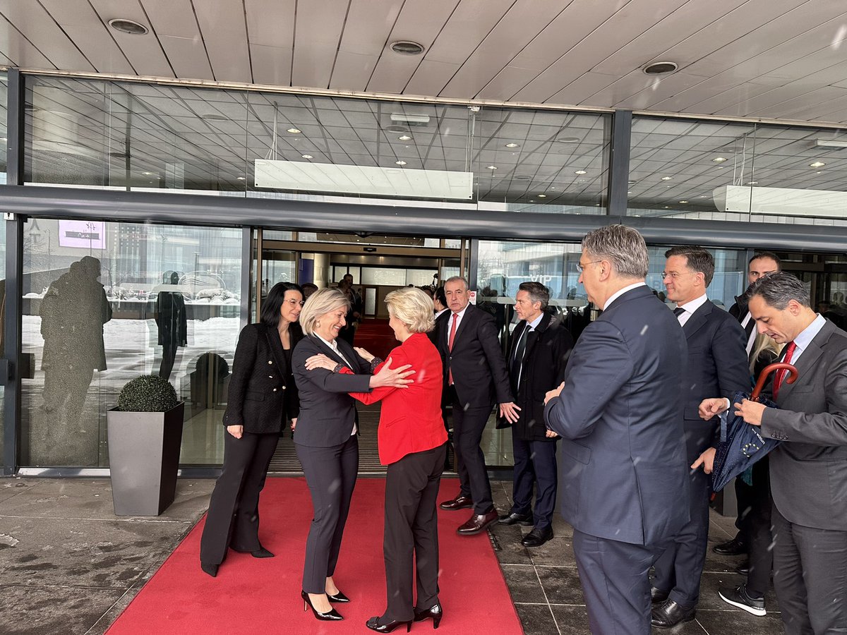 Delegacija #VMBiH predvođena predsjedateljicom <a href="/KristoBorjana/">Borjana Krišto</a> na sastanku u Sarajevu sa predsjednicom <a href="/EU_Commission/">European Commission</a> <a href="/vonderleyen/">Ursula von der Leyen</a>, predsjednikom <a href="/VladaRH/">Vlada Republike Hrvatske</a> <a href="/AndrejPlenkovic/">Andrej Plenković</a> i premijerom Nizozemske Markom Rutteom <a href="/MinPres/">Dick Schoof</a>