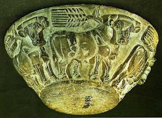 AraceliRego's tweet image. Jarrón votivo de esteatita gris oscuro, con figuras en bajorrelieve de toros y mazorcas de maíz (principios del tercer milenio a. C.) #arte #Sumeria