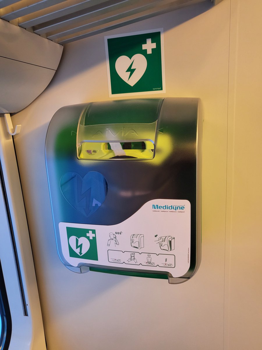 VR on hankkinut kaikkiin kaukoliikenteen juniin defibrillaattorit, jotka mahdollistavat nopean avun sydänpysähdyksessä 💚 Tavoitteena on saada laitteet asennettua juniin maaliskuun loppuun mennessä.