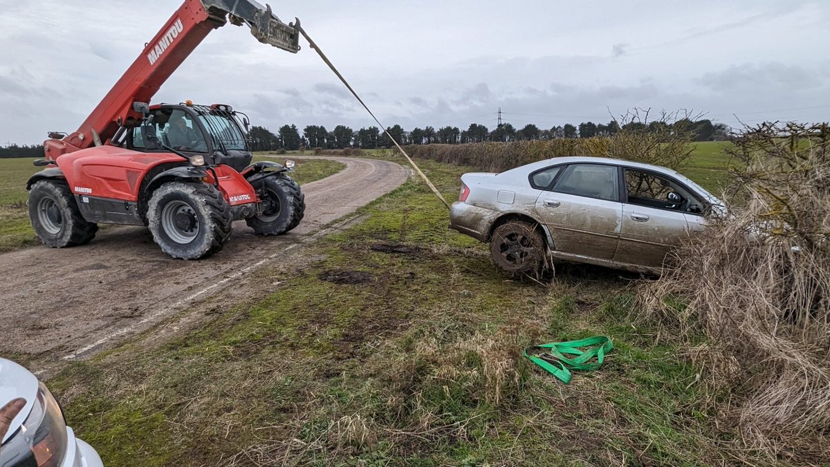 The Rural Engagement Team recovered another suspected hare coursing vehicle on Sunday. This one got stuck in a field in Maldon. Thanks to the farmer for his help removing it! RET lead the force tackling hare coursing and wildlife crime.