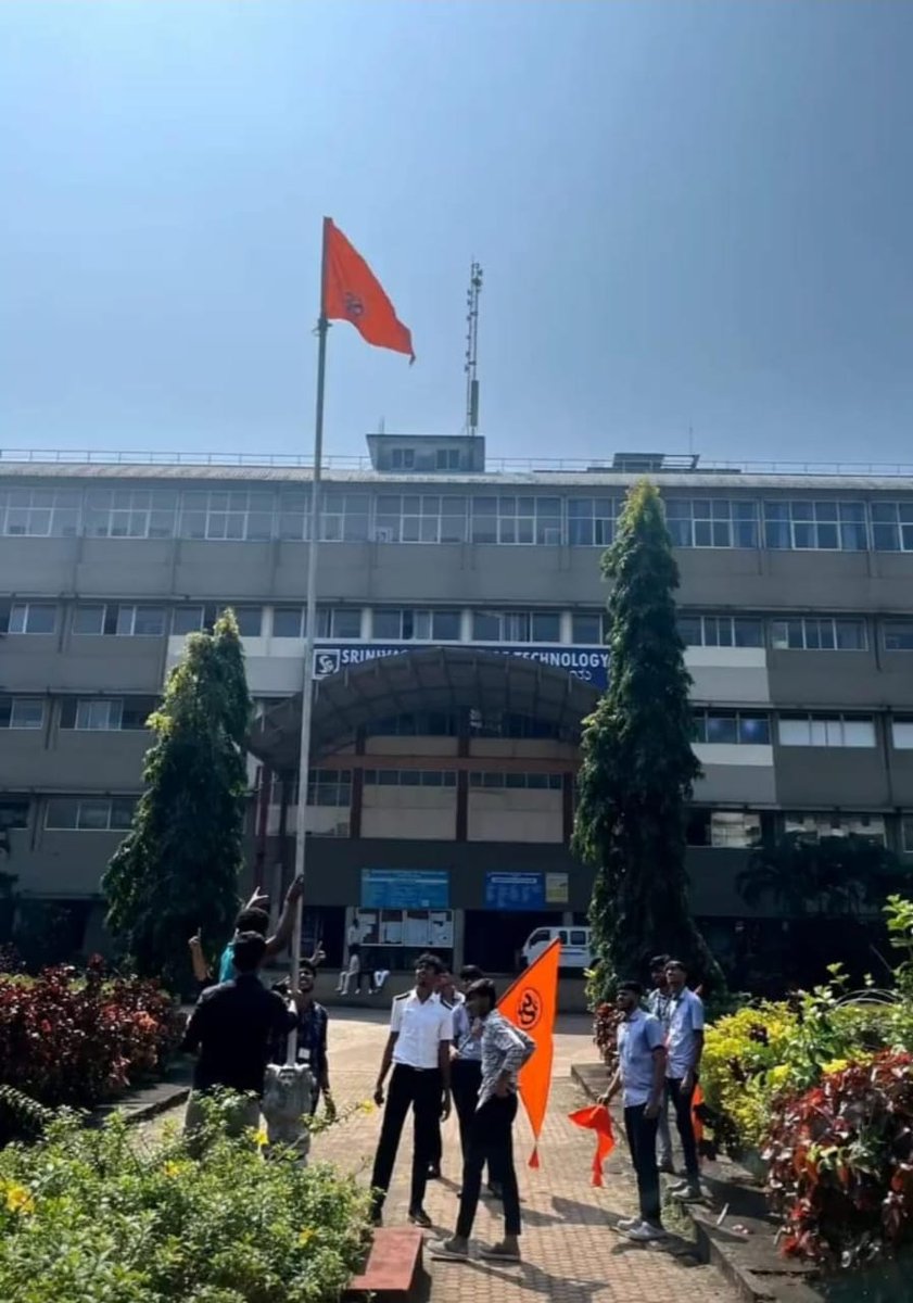 usmanusman404's tweet photo. ಭವ್ಯ ಭಾರತದ ತ್ರಿವರ್ಣ ಧ್ವಜ ಹಾರಿಸುವ ದ್ವಜಸ್ತಂಬದ ಮೇಲೆ ವಿದ್ಯಾರ್ಥಿ ಹೆಸರಿನ ಪುಂಡರು ಕೇಸರಿ ಧ್ವಜವನ್ನು ಹಾರಿಸುತ್ತಾರೆ ಎಂದಾದರೆ ಎತ್ತ ಸಾಗುತ್ತಿದೆ  ನಮ್ಮ ರಾಜ್ಯ. ಶ್ರೀ ನಿವಾಸ್ ಕಾಲೇಜಿನ ಇಂದಿನ ದುಸ್ಥಿತಿ. ಕಾನೂನು ಸುವ್ಯವಸ್ಥೆ ಜೀವಂತ ಇದೆಯೇ? ರಾಜ್ಯವನ್ನು ಆಳುವ ಕಾಂಗ್ರೆಸ್ ಸರಕಾರವೇ ಉತ್ತರಿಸಿ? 
@MadhuBangarappa
@dineshgrao https://t.co/95dxhEEHMG