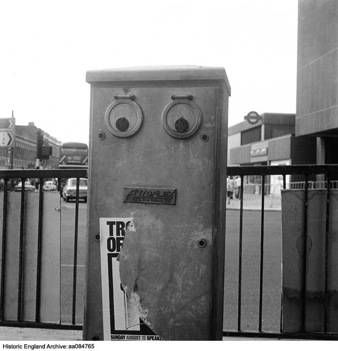 Ever had the feeling that street furniture is watching you?

You can see loads more Archive records of street furniture👇

historicengland.org.uk/images-books/p…

#StreetFurniture
#ArchivePhotography
#StreetPhotography
