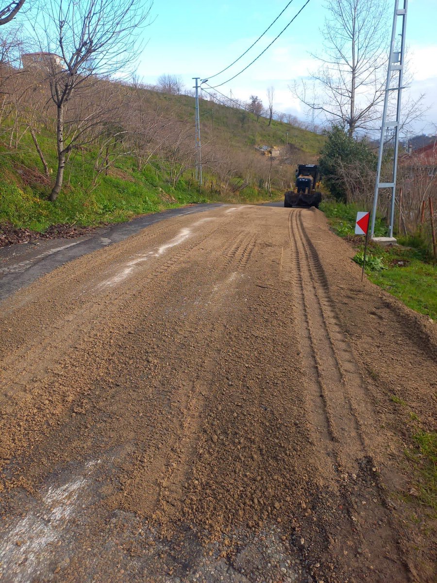 Giresun İl Özel İdaresi ekipleri, sorumluluk bölgesinde çalışmalarını sürdürüyor. Ekipler, merkez #Boztekke Köyünde çöken yola malzemeli çalışma yaparak eski haline getirdi. Yapılan çalışma ile beraber ulaşım rahatlamış oldu.🚜🚧🚜
#ÖzelİdareHerYerde
#Giresun