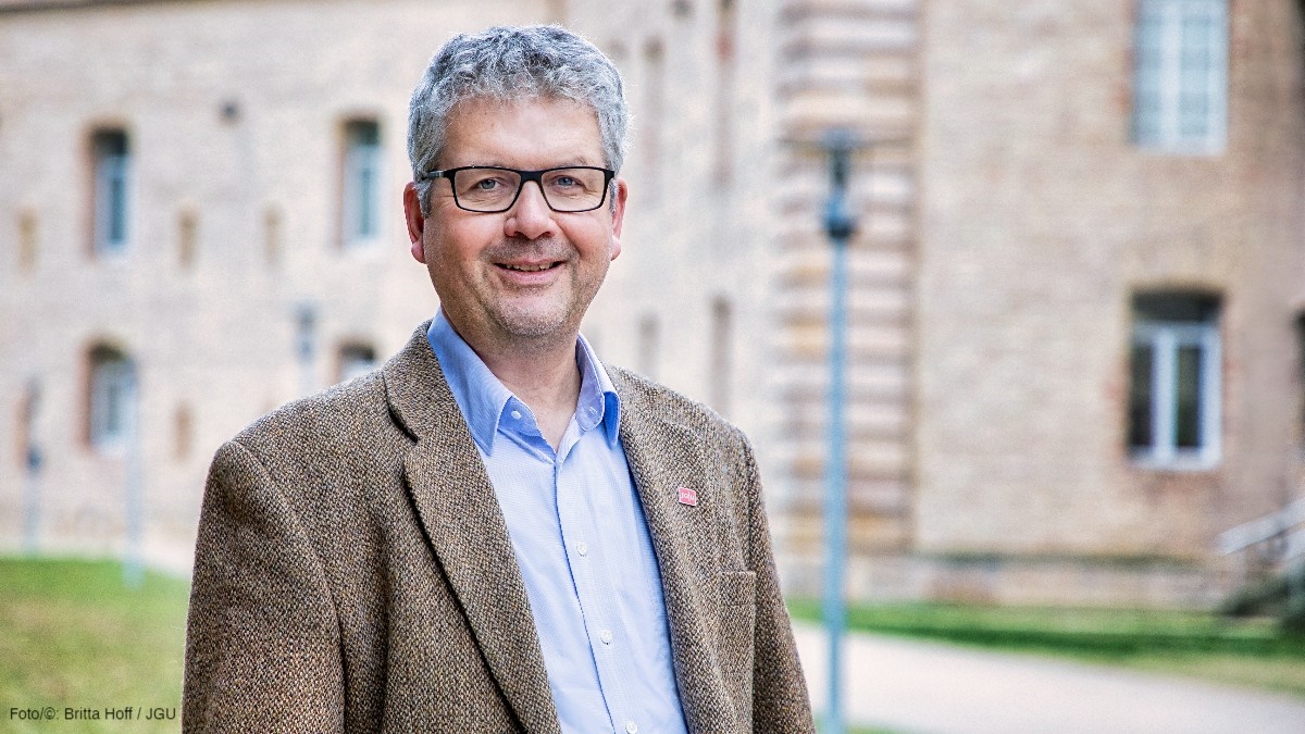 Bernd Meyer, Leiter des Arbeitsbereichs Interkulturelle Kommunikation am @ftsk_unimainz, spricht im #JGUMagazin über die Herausforderungen beim Einsatz von #Sprachmittlung im #Gesundheitswesen – und warum #KünstlicheIntelligenz kein adäquater Ersatz ist: magazin.uni-mainz.de/wir-brauchen-r…