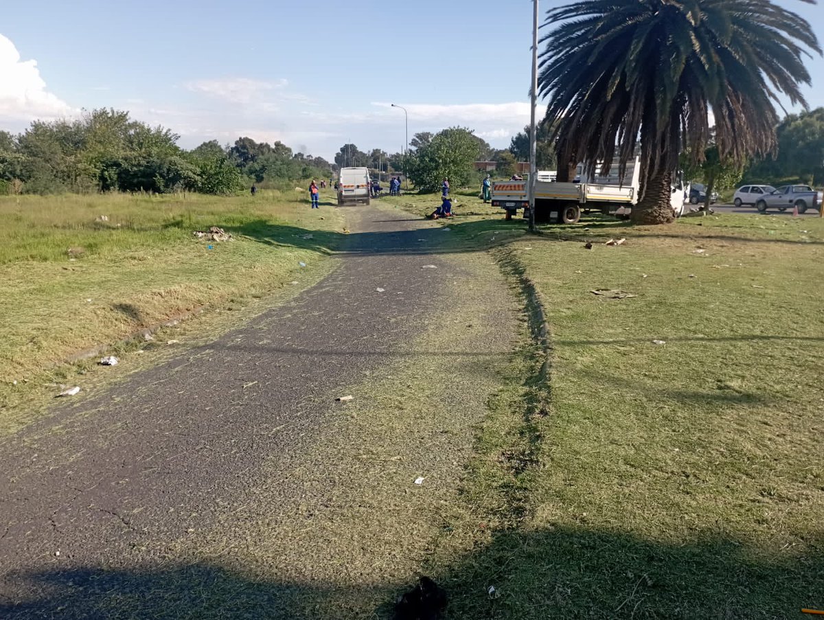 ♦️In Pictures ♦️ The department hard at work with grass cutting across the city. The klopperparl clinic and Pretoria road are now as clean as the people’s government . We will never get tired of serving and servicing the residents. #PeoplesGovernment