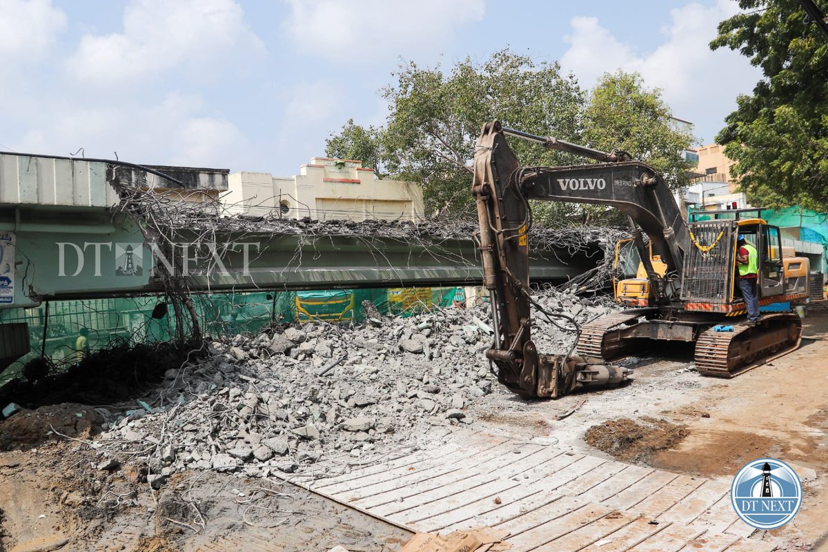 dt_next's tweet image. Ajanta bridge demolished for the upcoming metro rail project at Royapettah.

📸 @_Hemanathan_

#Royapettah #Railproject #Chennai #AjantaBridge
#ChennaiNews #ChennaiMetro #Metrorail