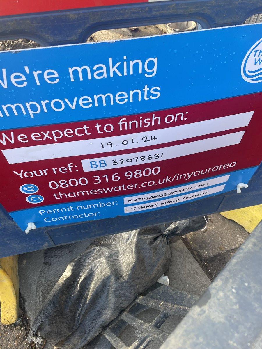 wingfieldj's tweet photo. @thameswater Please can you fix this, says finished by 19/1… still not finished, not being worked on, no work undertaken since 19/1! … 3 way temporary traffic lights causing chaos https://t.co/xdwEgpzUBn