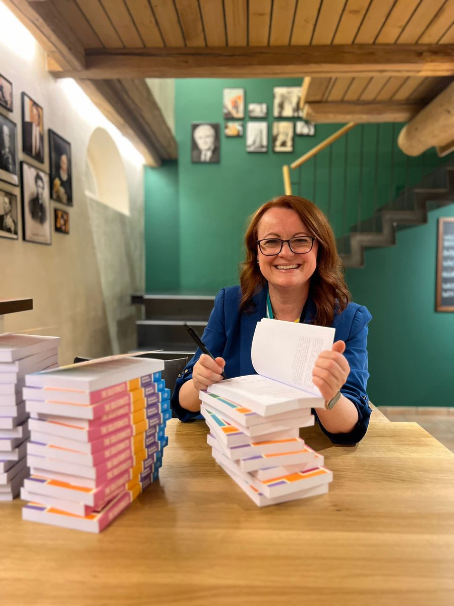 One of my absolute favourite things to do! Thank you @MercedesAMGF1 for inviting me to speak about The Solutionists 😊🙏📚 and sign a few books. #AuthorsOfTwitter #businessbook #booksigning