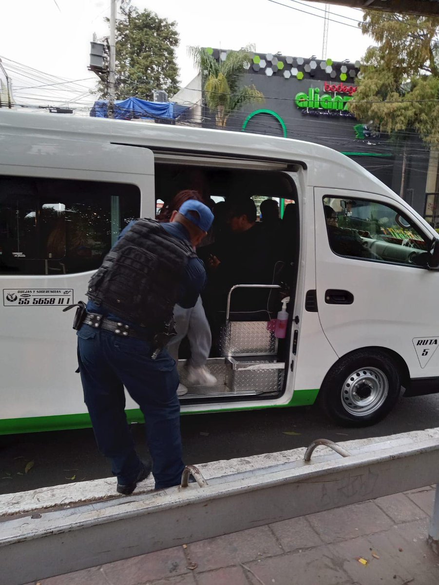 Para que viajes seguro y tranquilo, la Policía Auxiliar de Alcaldía #Cuajimalpa continúa implementando el programa “Pasajero Seguro”, resguardando a la población que utiliza el servicio del transporte público, . #EscudoCuajimalpa @CuajimalpaSeg @AdrianRubalcava