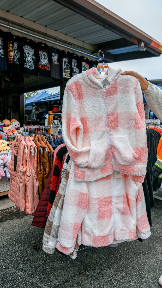 TradersVGP's tweet image. 🧥❄️🌧️ Stay warm and look GOOD. Traders Village in Grand Prairie has a HUGE selection of coats, sweaters, blankets and more. 

Open Saturday and Sunday 😀 See y’all here this weekend.

#TradersVillage #lapulga #lapulgadegrandprairie #openmarket #openmarketfinds #lapulgafinds