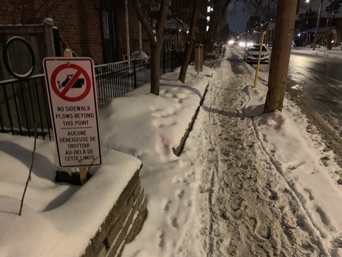 Anyone seen these signs before in #OttCity? First time for me. Seem problematic, in that that portion of the sidewalk doesn’t get cleared: the plow veers off into the street.

(Kent just south of Somerset.) #OttWalk #OttRoll