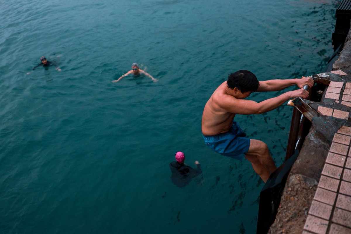 ThePointTaken's tweet image. People in #HK braced for the coldest day so far this year with the observatory warning earlier that temperatures in parts of the city might go down to as low as 2 C on Tuesday. Some however braved the chilly conditions for a dip in the sea in #HungHom.
buff.ly/3Scza7U