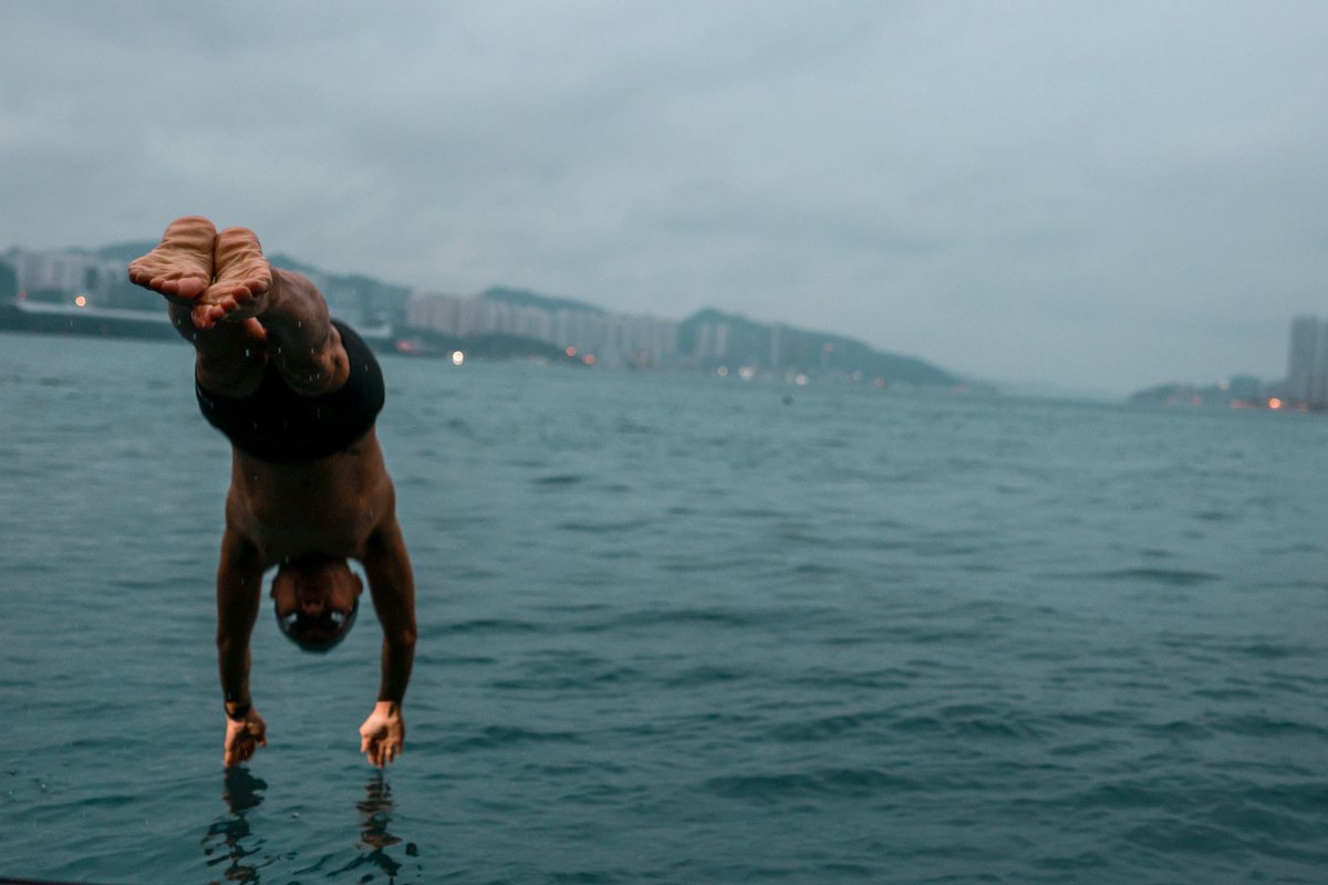 ThePointTaken's tweet image. People in #HK braced for the coldest day so far this year with the observatory warning earlier that temperatures in parts of the city might go down to as low as 2 C on Tuesday. Some however braved the chilly conditions for a dip in the sea in #HungHom.
buff.ly/3Scza7U
