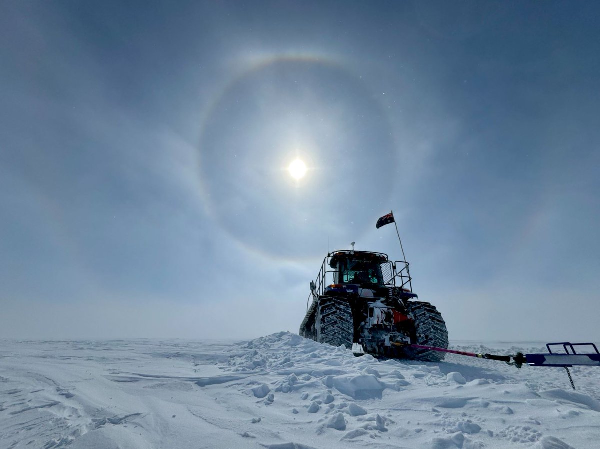 🚜 Are we there yet? Our tractor traverse team for the @MillionYearIce project is halfway home. Only another 600 km to go to reach Casey station! With views like this, it’s nice to have time to enjoy the scenery. 👀Learn more about traverse antarctica.gov.au/news/explore-a… 📷Dr J. Cherry