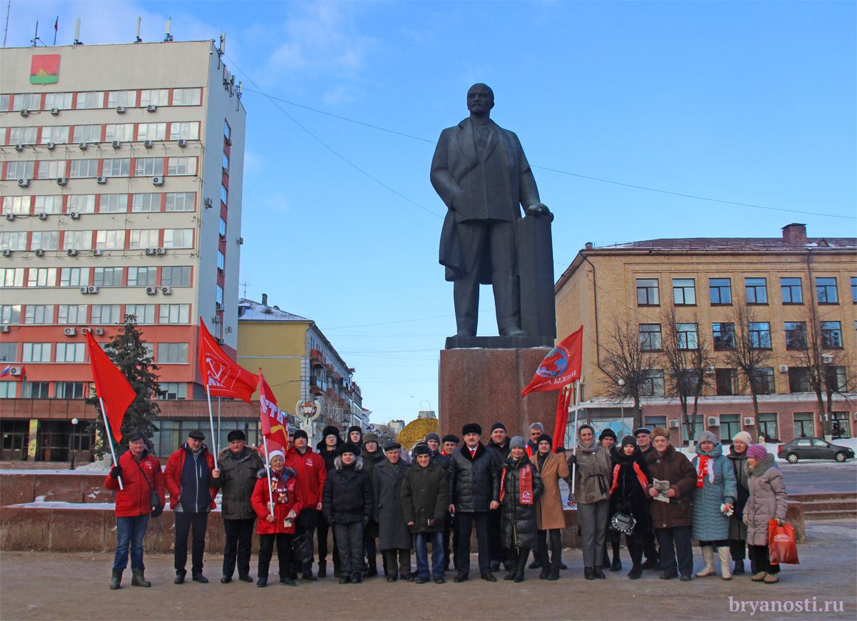 #Брянск'ие коммунисты и сторонники партии собрались у памятников #Ленин'у, чтобы почтить его память. bryanosti.ru/content/100-le… #Идеи_Ленина_Бессмертны #КПРФ #ЛКСМ_РФ #LeninLives #Ленинжив