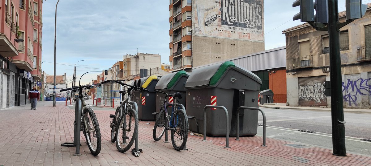 Ayer en el pleno del <a href="/AytoMurcia/">Ayuntamiento de Murcia</a>, tanto <a href="/PopularesMurcia/">Partido Popular de Murcia</a> como @VOXMurciaCiudad decían con insistencia que el carril bici de la Ctra. de Alcantarilla no lo usaba NADIE.
Queridos políticos cochistas: ¿Habéis pisado Barriomar? ¿No lo usa nadie o NO OS GUSTAN los vecinos que lo usan?