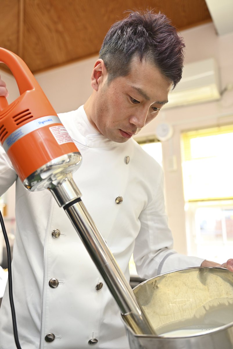 SatoshiTakada__'s tweet photo. 冬のフレーバー@網走について。
やっぱり人気が出てくるのはミルク感が強いものです。ラムレーズンとか栗とか後はピスタチオとかの定番はそのままずっと人気です。どうしても冬はフルーツ系が厳しいので、ソースとして練り込むことが多くなります！！
お店でお待ちしてます！ https://t.co/6HWLWwZWof