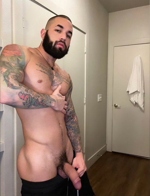 Raise your hand if you&rsquo;re down to suck me up&hellip; https://t.co/7Nv8Y4rQBr