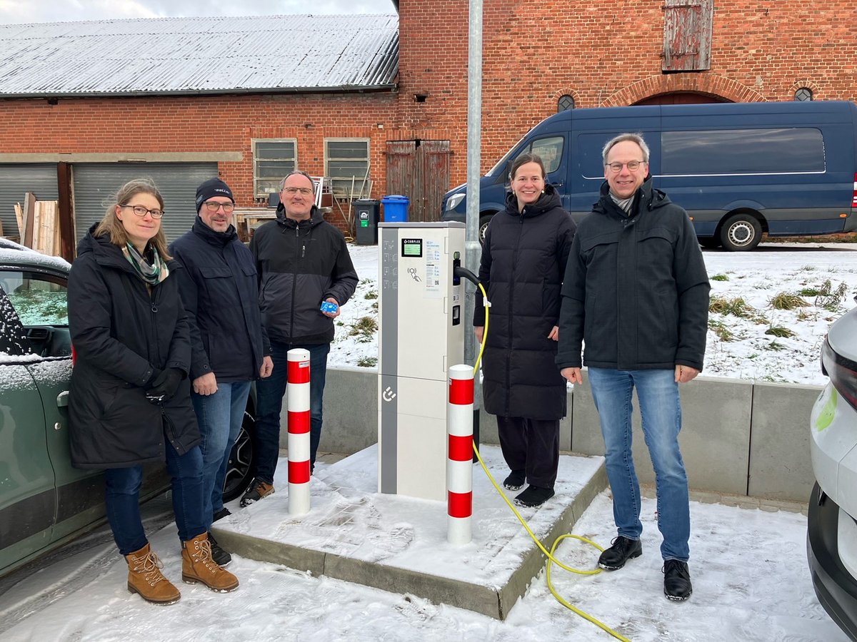 Klimafreundlich mit HanseWerk: Im Ortszentrum von #Glasau haben wir eine E-Ladesäule mit zwei öffentlichen Ladepunkten eröffnet. 🔋Hier tanken E-Autos in 40 min für eine Reichweite von etwa 100 km auf. 🚗 👉ow.ly/IpPf50Qsuvo #Verkehrswende #Elektromobilität