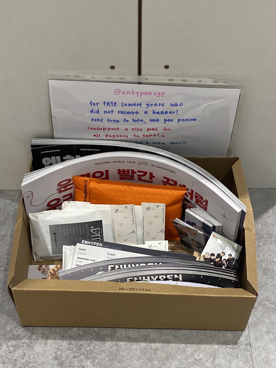 ENHYPENsgp's tweet photo. Left some banners (D1 &amp; D2) for concert goers who didn't get one! *Kindly only take 1/person for the day you didn't get a banner 

Feel free to take the fansupport as well :)! Please keep the space neat~ 

#FATE_IN_SINGAPORE https://t.co/QtskagSTNP