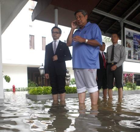 LiongkyTan's tweet photo. Menteri Paling Iconic.. tetap on point di segala kondisi https://t.co/vu5H05B2Qy