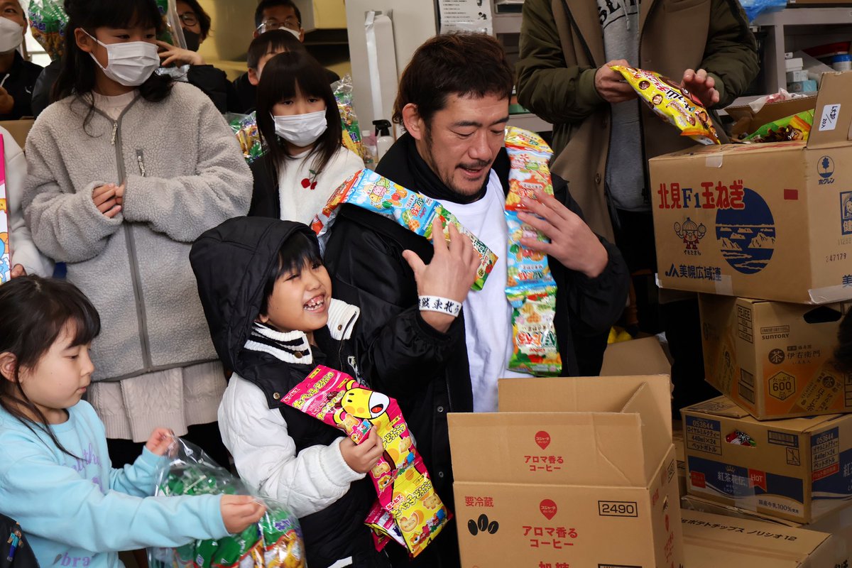 re_birth_univ's tweet photo. 【石川 #七尾】

石川キャンパスで集まったみなさんからのお菓子は、能登島コミュニティセンターに持っていきました。

ボランティアで被災した子どもたちを一時的に預かっている "子どもの集いの場"

たくさんのお菓子に子どもたちは笑顔いっぱい！大人もみんな自然と笑顔の連鎖☺︎☺︎

#幡再 https://t.co/ohte04uhl6