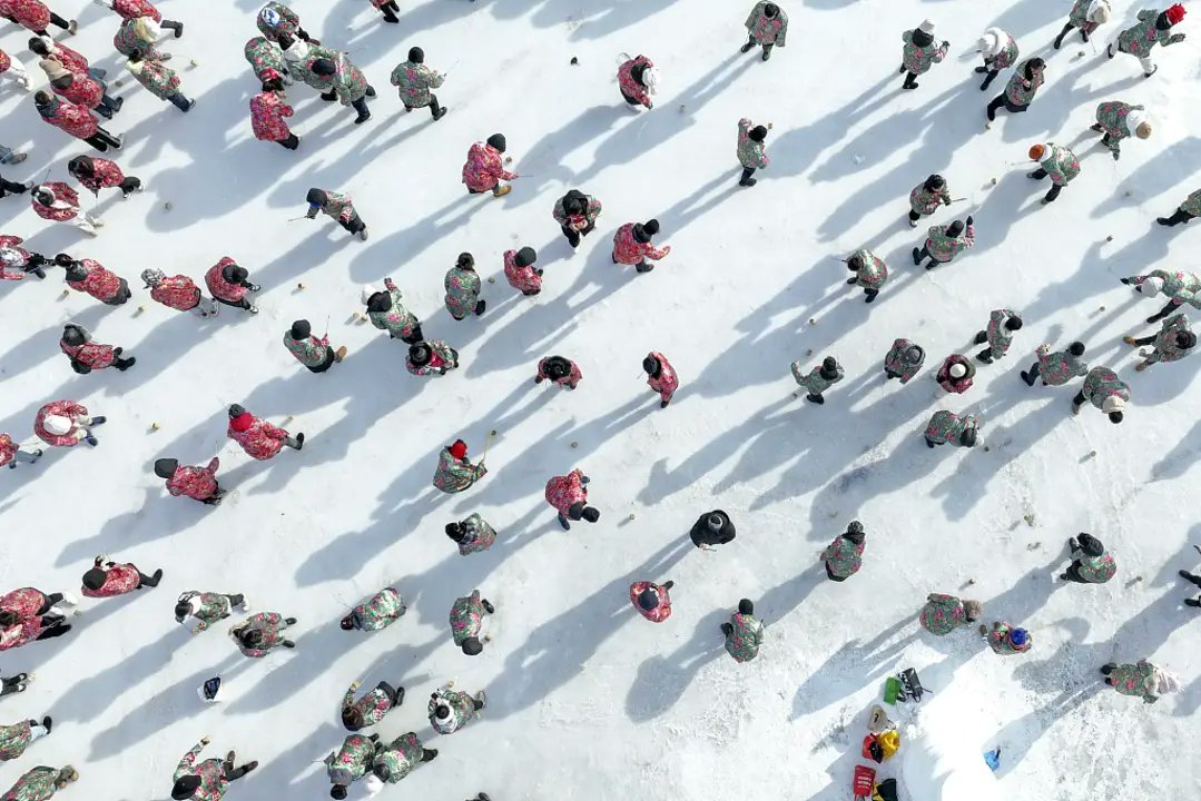In an epic gathering on Saturday, a total of1, 946 participants in matching attire spun topstogether on the icy surface in Baishan,northeast China's Jilin Province, collectively clinching the Guinness World Record for the＂most people spinning tops simultaneously. ' #ChinaSeen
