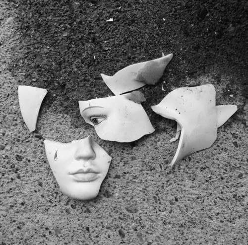 Untuk Jiwa Yang Mati: Mereka bilang aku tak ber-TuhanNamun, aku hanya ingin bertahanMereka bilang aku sang pendosaNamun, anak ini masih anak yang samaAnak yang sama yang ditumbuhkan oleh dunia dengan paksa, dengan cacatnyaAnak yang sama yang… dlvr.it/T1lMVz Berita Unsri