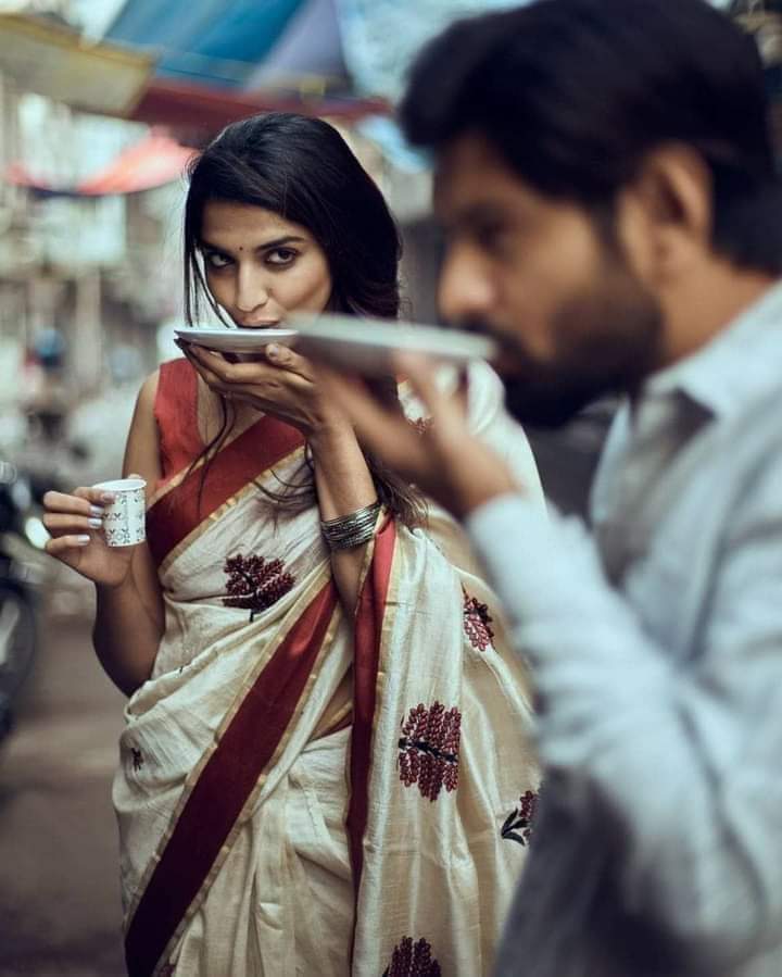 وہ اپنے ہونٹوں سے اتری ہوئی چائے دے کر
مجھ پر احسانوں کے پہاڑ گرا دیتی ہے❤