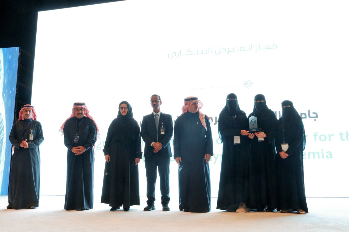 كرّم معالي وزير التعليم الأستاذ يوسف بن عبدالله البنيان #جامعة_الإمام_عبدالرحمن_بن_فيصل  ممثلة بكلية الهندسة لحصولها على المركز الثاني على مستوى الجامعات السعودية بمشروع:
(تصميم حساس بصري بطريقة غير جراحية للكشف المبكر عن الصفار)
بمشاركة كل من :
د.جميل صالح، و الطالبات :
مروة