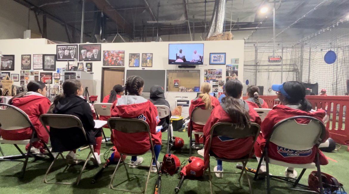 Sofia_Hdz2026's tweet image. Monday Night GRIND!

Let’s go!!!

Tonight Coach Marty had us working on Torque, Increasing Rotation, Controlling the Barrel and most importantly - I must dominate my age group! 

#hittinglesson
#tysonlinedrive
#coronaangels
#stayready
#workhard
#beahardworker
#stayconsistent