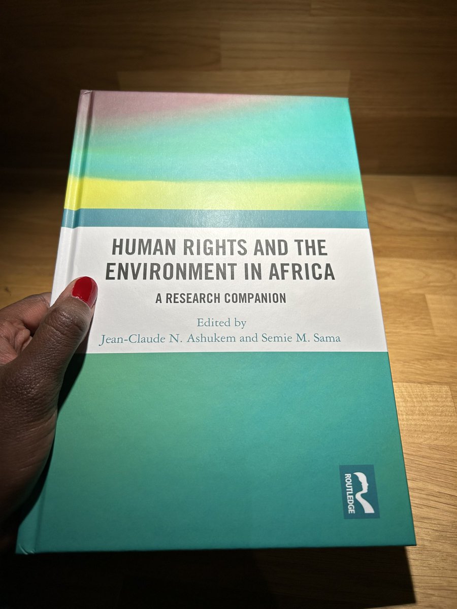 Très heureuse d’avoir reçu cet ouvrage intitulé “Human rights and the environment in Africa - A research companion” offert par ma directrice de thèse. Ce livre va alimenter mes réflexions dans le cadre de la recherche ! 🙏🏾 #lawbook #envionmentallaw #teamjuriste #jeunechercheur