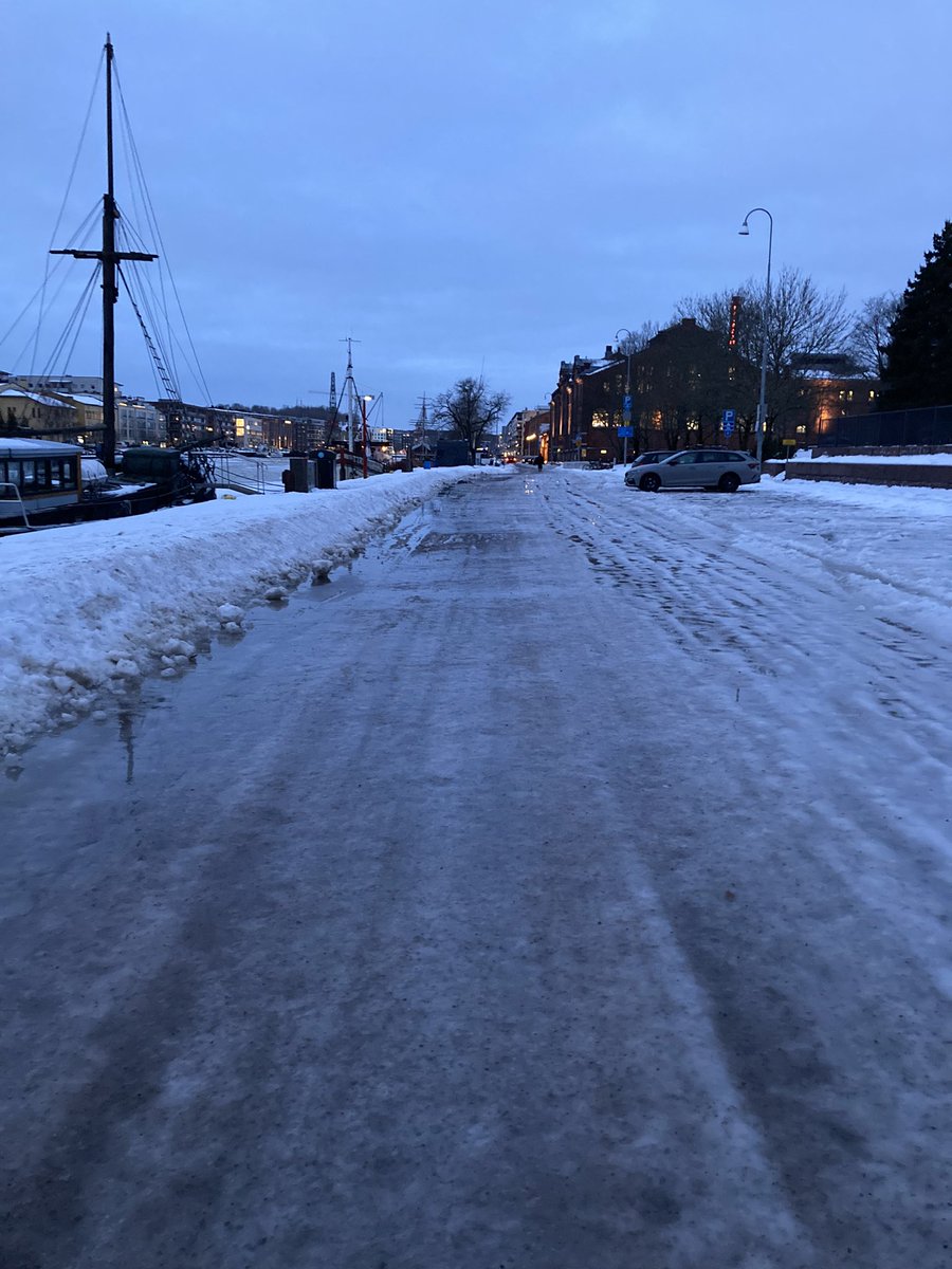 Skivirs's tweet photo. Haloo @Turkukaupunki ! Onko teillä yhtään hiekoittajaa töissä? Kaduilla on hengenvaarallista liikkua. #jalankulkija #ympärivuotinenpyöräily https://t.co/uOM9Rr6c6j