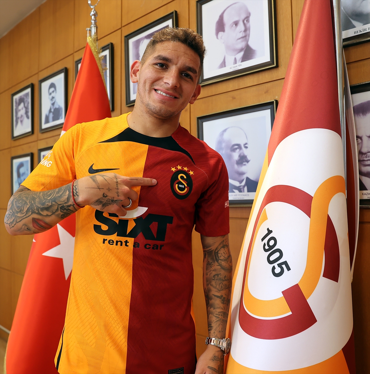 Galatasaray, Uruguaylı yıldızı Lucas Torreira'nın sözleşmesini uzatmaya hazırlanıyor. 🔹Torreira ile 2 yıllık yeni kontratı konusunda anlaşma sağlayan yönetimin 27 yaşındaki Uruguaylı oyuncuyu, 2 milyon 750 bin euro üzerinden 2 yıllık kontrata ikna ettiği bildirildi.