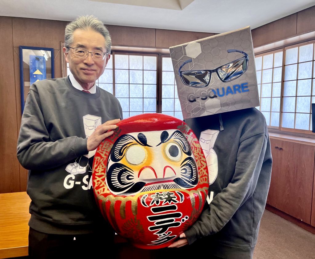 2ショット撮っていただきました！！！
社長用に作ったスウェット持ってったらその場で着てくれるし、写真撮るかい？って社長から言って下さるし、G-SQUAREもかけてくれてるし最高の社長です！！！