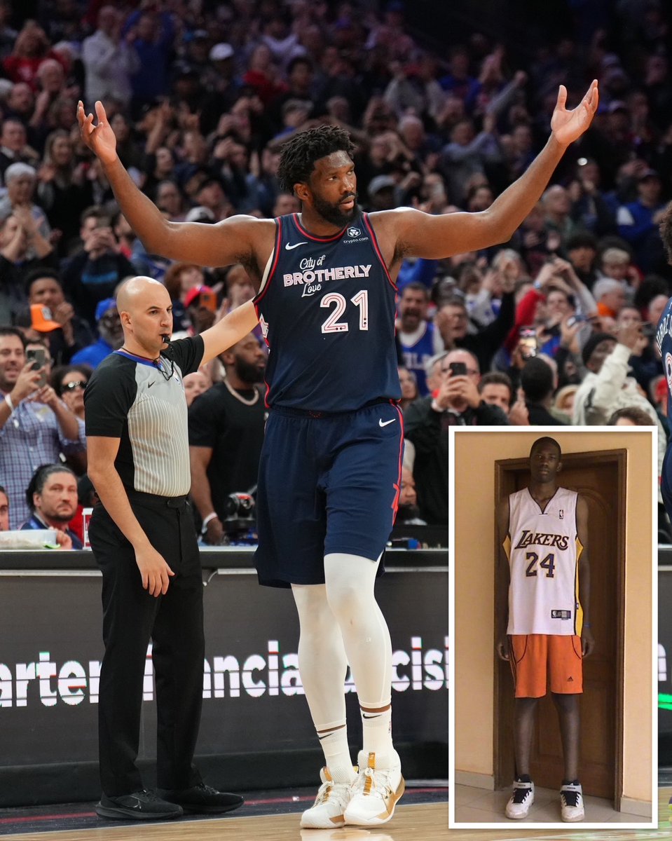 parallelecinico's tweet photo. 70 punti
18 rimbalzi
5 assist
59% al tiro

Nono giocatore della storia a segnare almeno 70 punti. Il primo a farlo in appena 37 minuti. Non ci sono parole per ciò che ha fatto questa notte e per come sta giocando in questa stagione. Ma facciamo un passo indietro.
Yaoundè, Camerun, 2011. Joel Hans Embiid ha 16 anni e gioca a pallavolo. Qualche mese prima, a casa di un suo amico benestante che aveva la tv satellitare, vede per la prima volta una partita NBA: è la finale tra Lakers e Boston del 2010. Resta folgorato da un giocatore in particolare. Il giorno dopo prende la sua palla da calcio e scende in strada a giocare a basket tirando verso un palo della luce, e gridando "Kobe!" ogni volta che lo colpisce.

"Quando partii per lasciare il Camerun andai in aeroporto indossando la sua canotta" (foto).

Tredici anni dopo, questa notte, ricorreva l'anniversario degli 81 punti di Bryant segnati nel 2006 nella leggendaria partita contro Toronto.

"Penso di aver omaggiato come meglio non potessi il mio idolo, la mia fonte di ispirazione, il motivo per cui ho iniziato a giocare a basket, senza il quale oggi non sarei qui. Grazie Kobe"